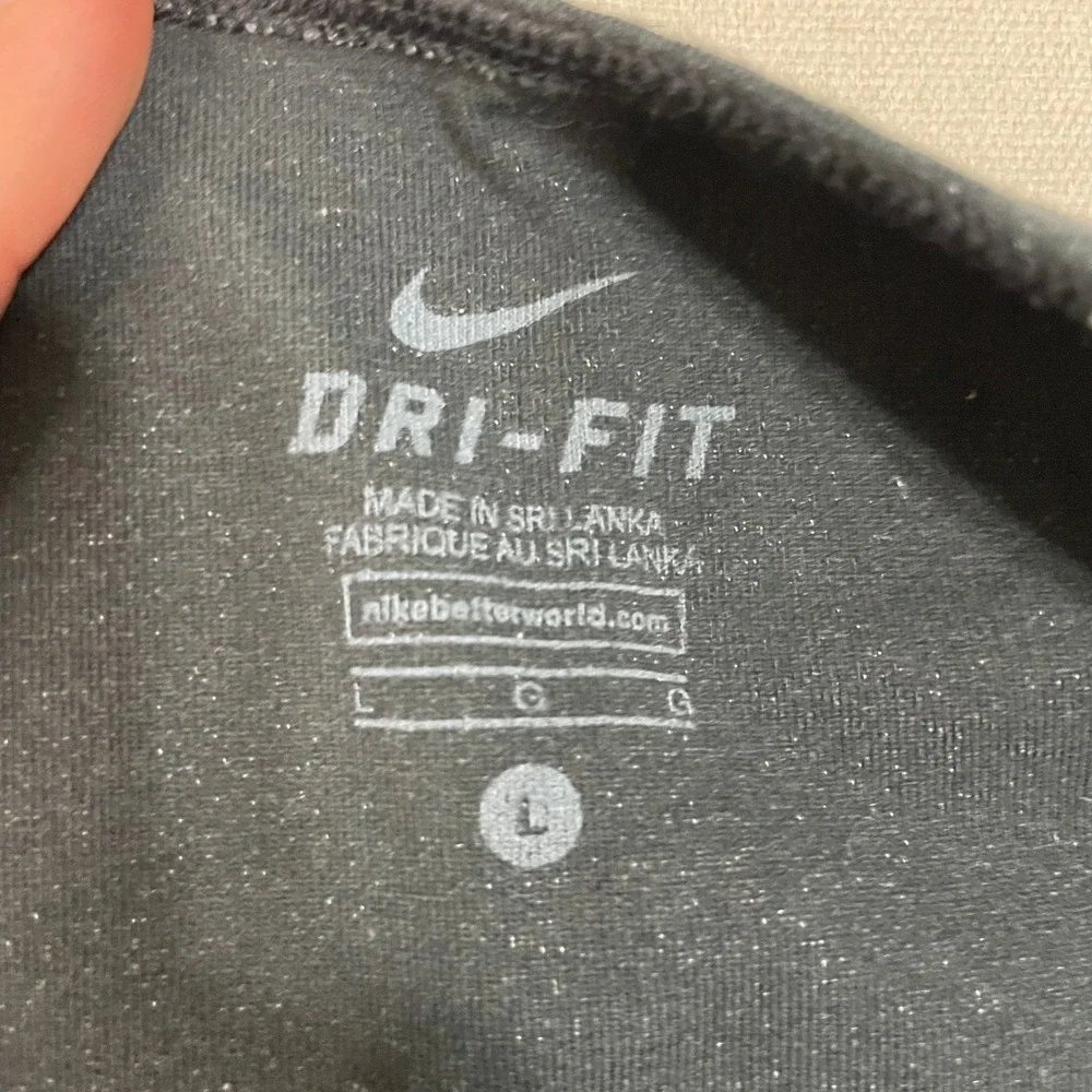 Nike Dri-FIT Black Cropped Capris Wavy Grey Stripe Print Yoga Leggings - Size L - Picture 4 of 7